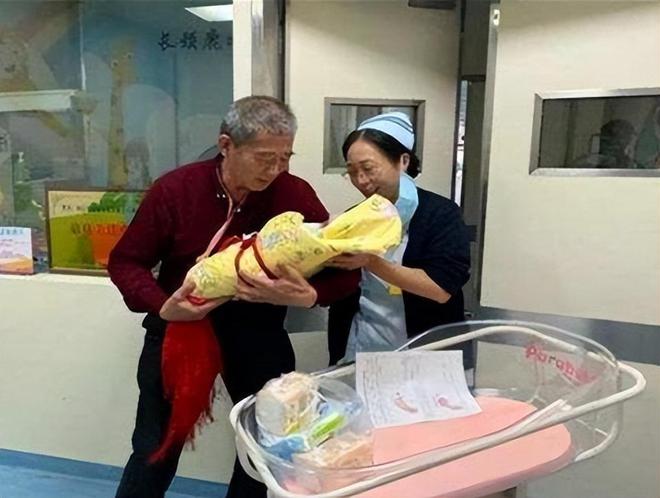坐轮椅无法自理5岁的天赐被迫独立学洗衣AYX爱游戏APP67岁执意生娃如今却