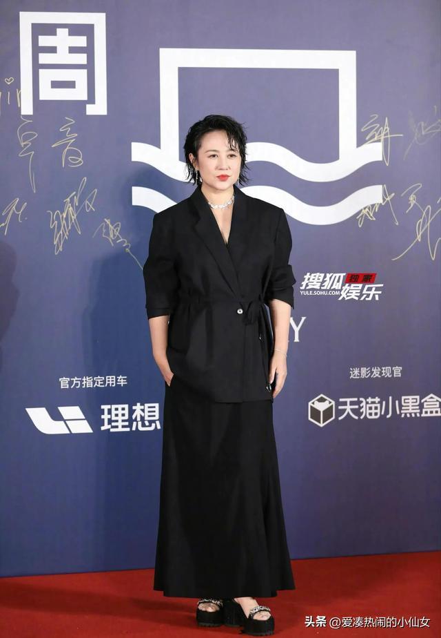 惊艳在一群浓妆艳抹中格外清爽没假面感爱游戏(ayx)这一夜被素颜的金晨(图3)